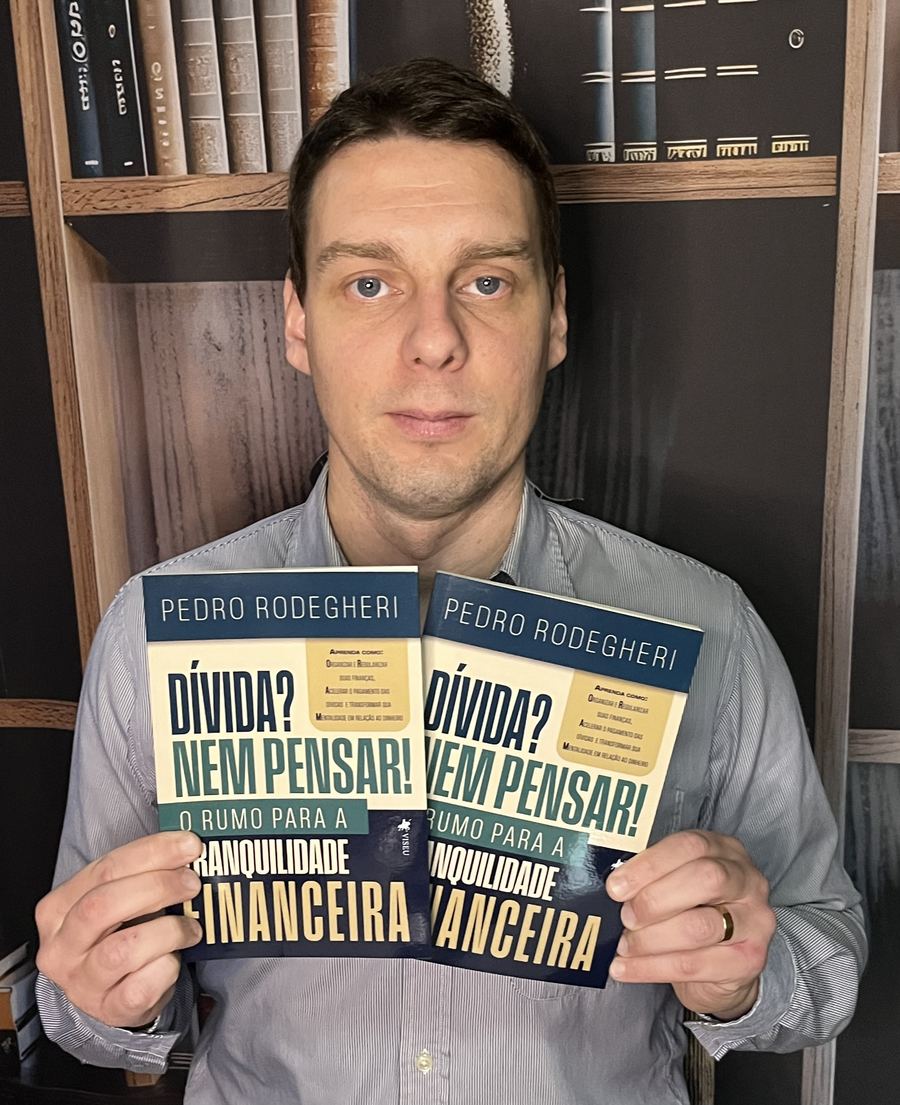 Pedro Rodegheri segurando o livro Dívida? Nem Pensar!